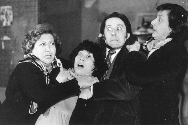 En 1971, trabaja en la telenovela “El adorable profesor Aldao” como la señorita Peralta que se encargaba de la conducta en el colegio. En la telenovela compartió roles con Regina Alcóver, Patricia Aspíllaga, Hernán Romero y Julio Alemán. Ese mismo año también tiene un papel en la película “Resplandor” del director Armando Robles Godoy. (Foto: GEC Archivo Histórico)