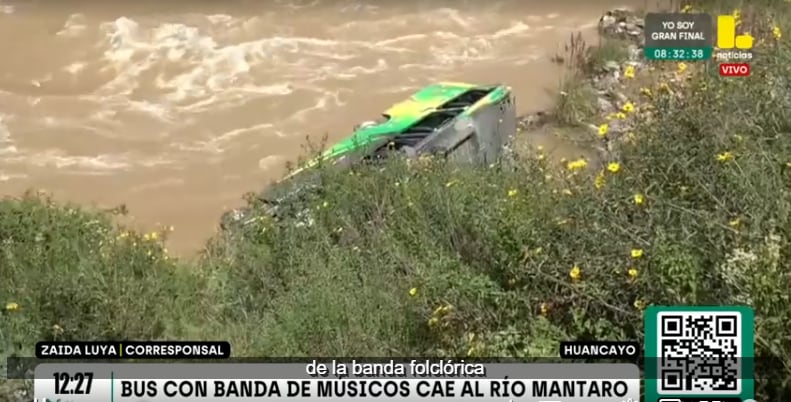 Bus que trasladaba a una banda de músicos se despistó y cayó al río Mantaro este sábado 21 de marzo.