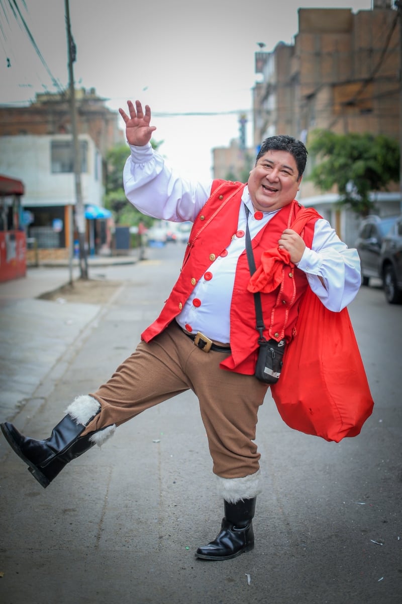 Julio Arroyo se viste de Papá Noel y sale a repartir regalos a niños de las zonas más pobres del país. Foto: César Bueno.