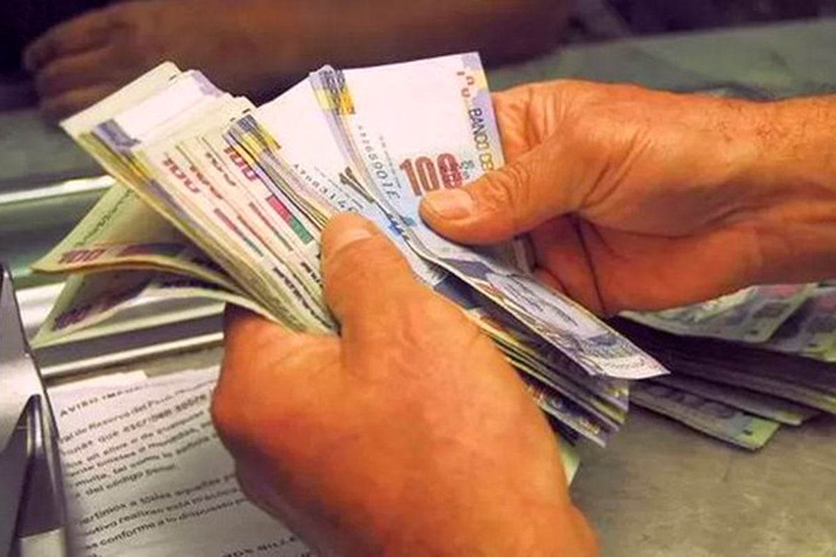 Miles de trabajadores esperan el pago de la gratificación de Fiestas Patrias.