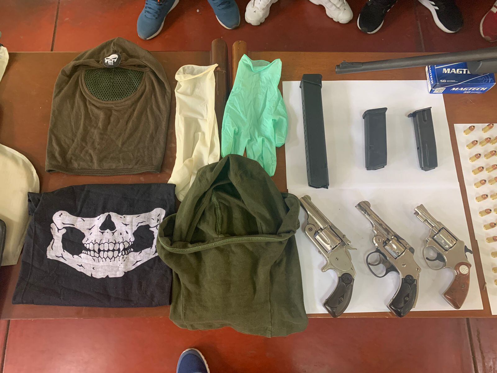 Integrantes de la banda 'Los Elegantes de la Nueva Jauría' estaban fuertemente armados, tenían mascarillas, una de ellas con el dibujo de una calavera, chalecos antibala y hasta un croquis para la fuga. | Foto: Difusión