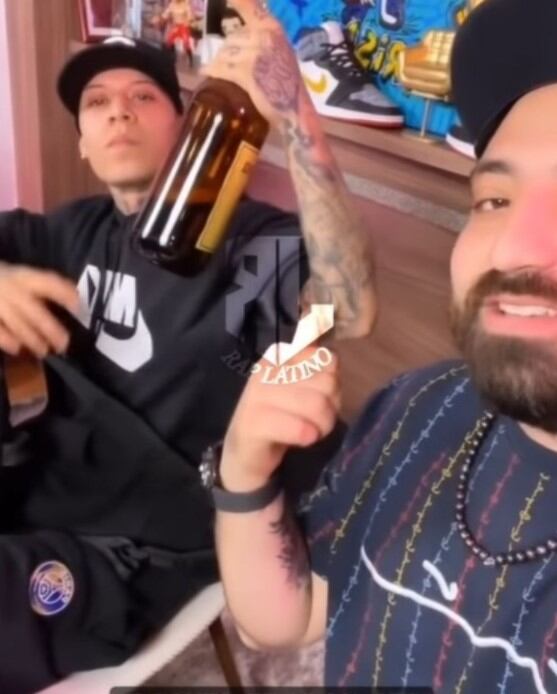 El rapero Santa Fe Klan con los conductores de La Cotorrisa (Foto: Santa Fe Klan / historia de Instagram)