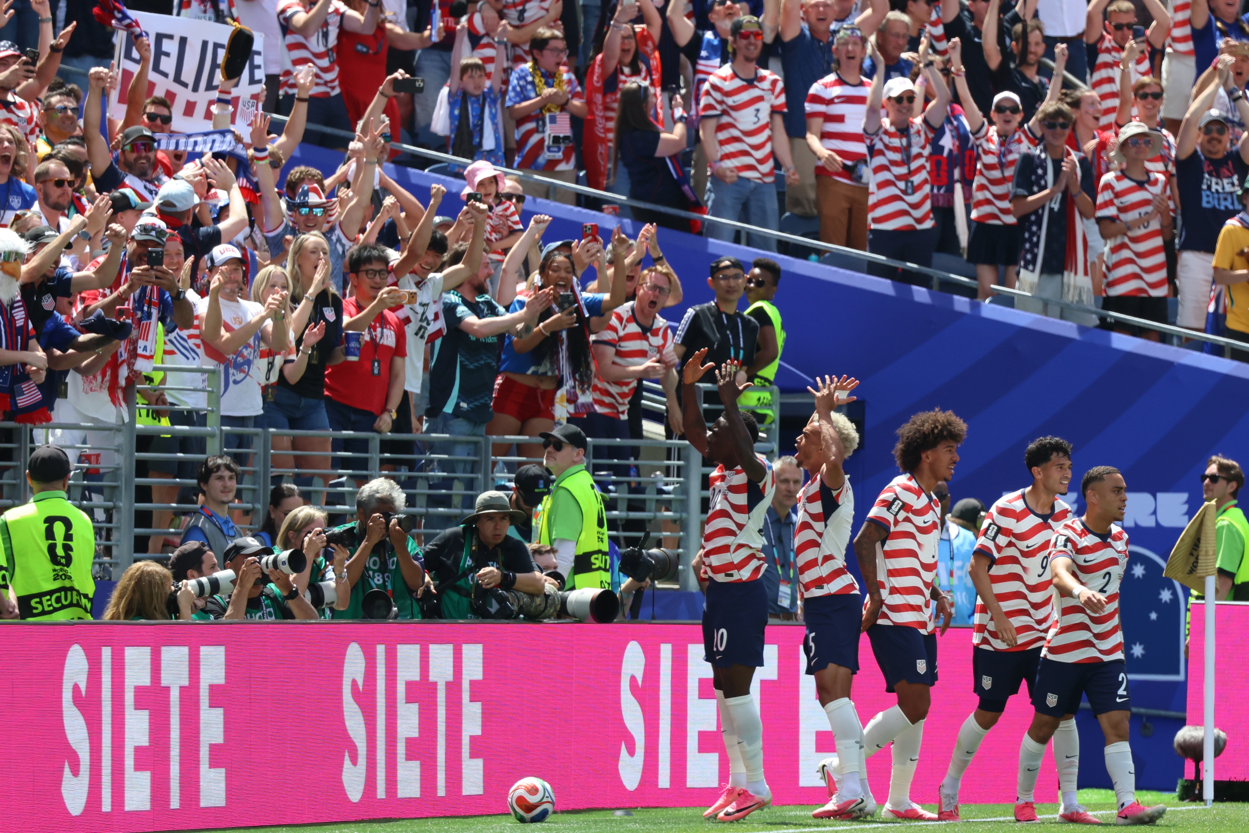 Estados Unidos se impone a Australia 2-0. (EFE)