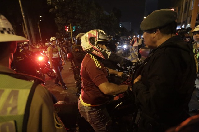 Caravana de motociclistas venezolanos recorren los alrededores del Estadio Nacional para alentar a la Vinotinto. Foto: Anthony Niño de Guzmán/ @photo.gec