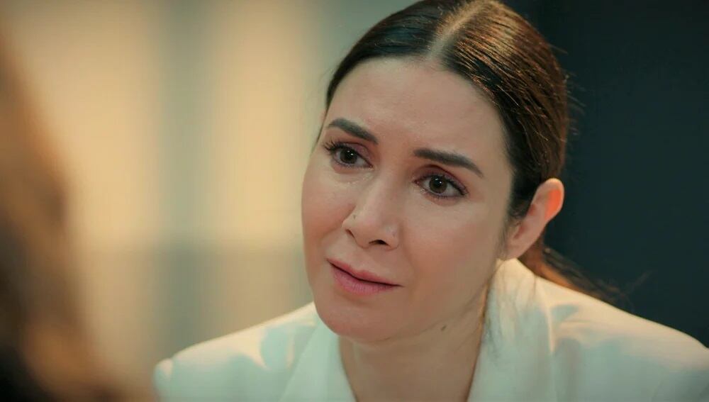 Harika visita a Süzan en prisión en “Hermanos” (Foto: NG Medya)