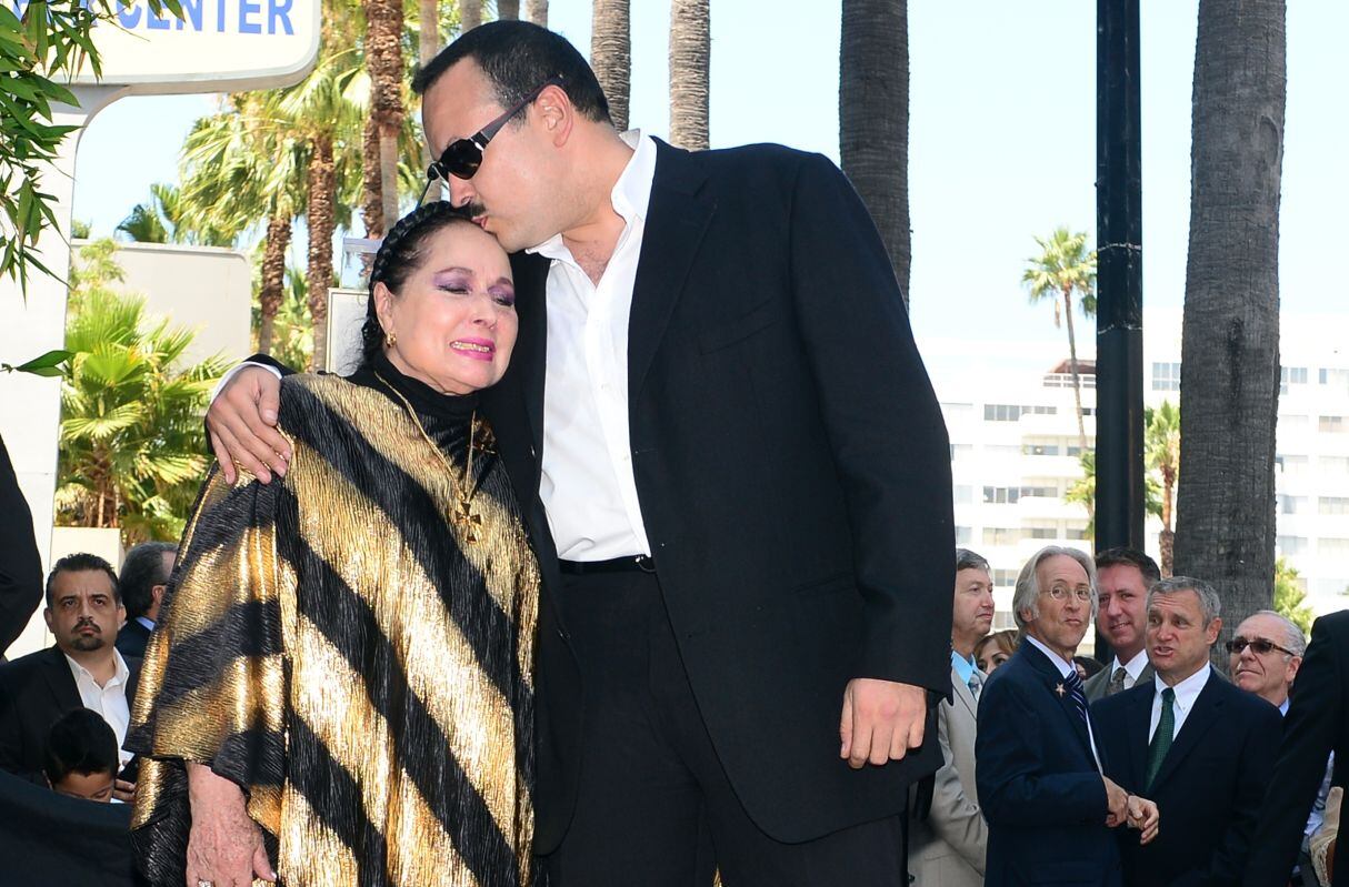 Flor Silvestre junto a su hijo Pepe. (Foto: FREDERIC J. BROWN / AFP)