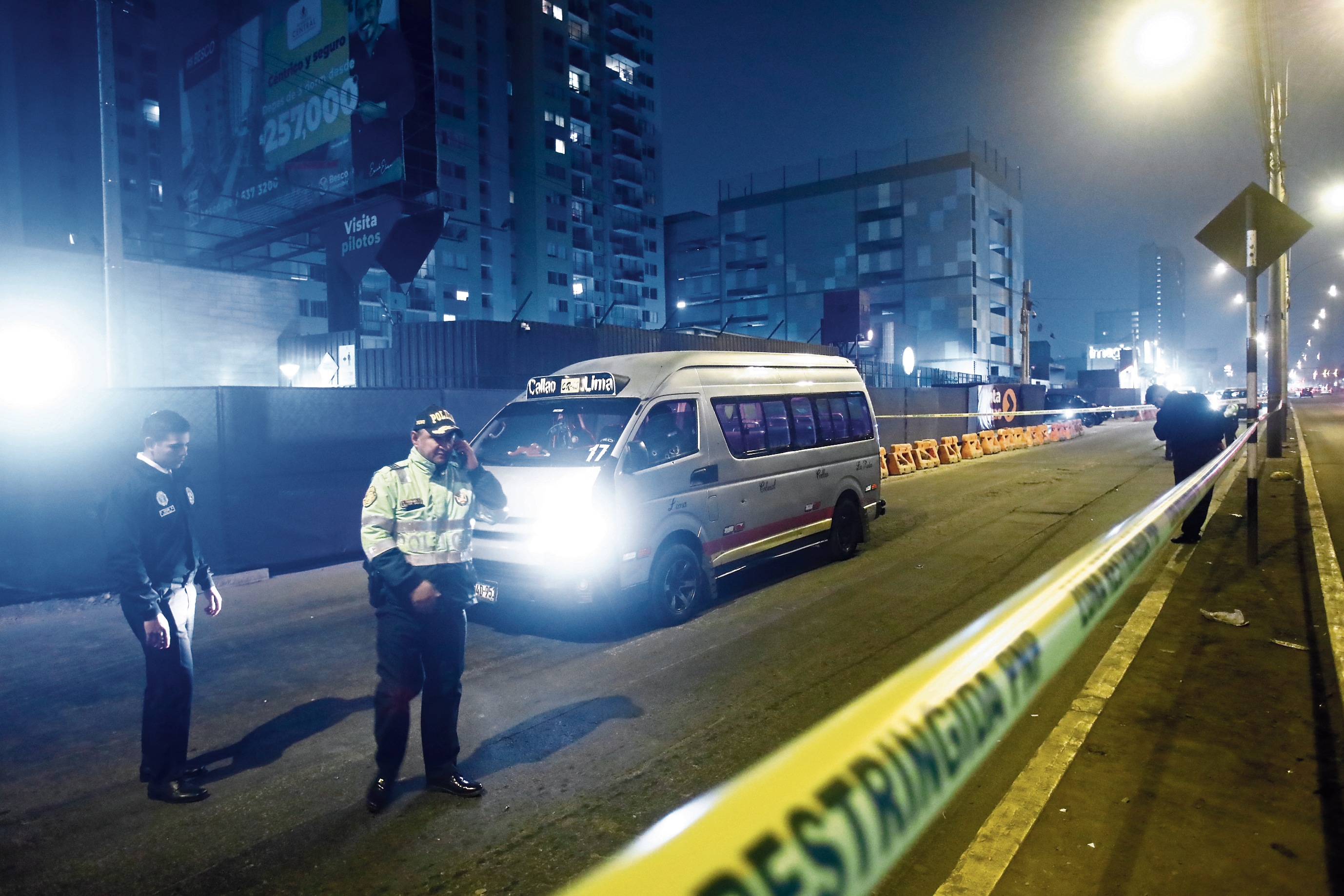 Un chofer y la cobradora de una combi resultaron heridos de bala durante un brutal ataque de extorsionadores en la avenida Colonial, en Cercado de Lima.