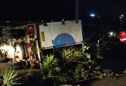 Tres fallecidos y cuatro heridos en choque de camión con plantas y automóvil en Punta Negra. (Captura Facebook)