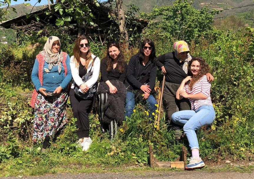 Belfu Benian y Cagla Özavci en una foto publicada en sus redes sociales (Foto: Belfu Benian / Instagram)