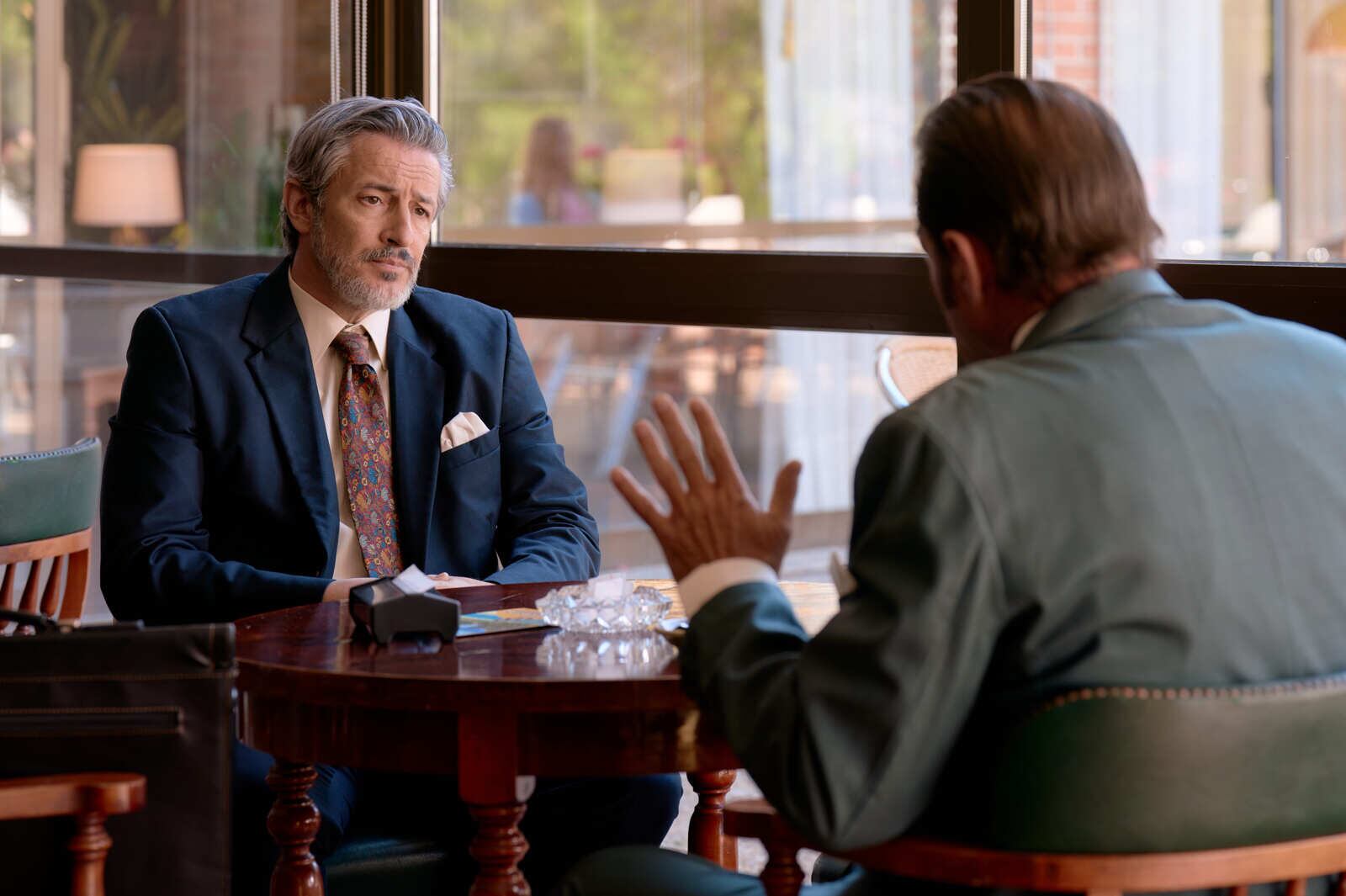 Antes de huir, Vicente vende el club Los Berrocales a Crespo en "Amar es para siempre" (Foto: Antena 3)