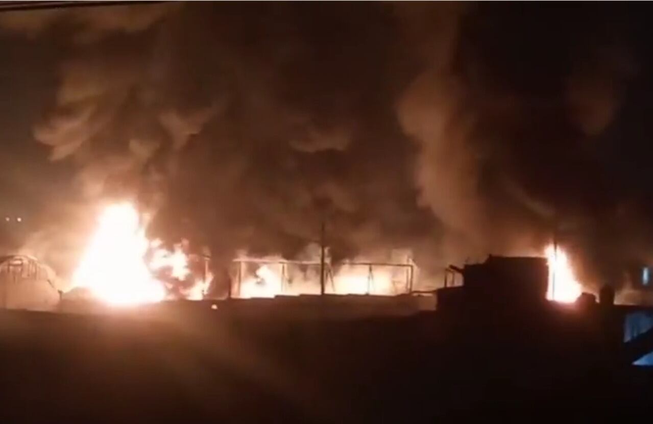 Incendio de gran magnitud en fábrica movilizó 15 unidades de bomberos.