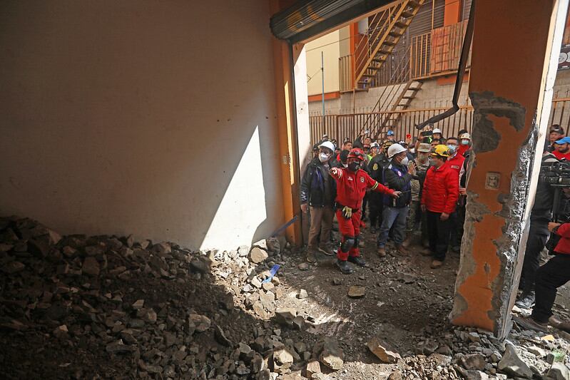 Presidente Pedro Castillo durante recorrido en el centro poblado de Retamas para ver los daños ocasionados por el deslizamiento. (Foto: Presidencia)