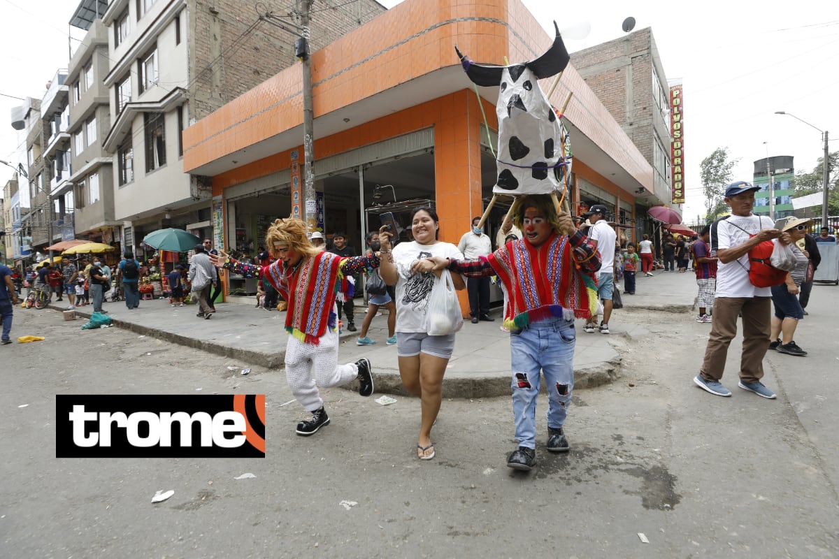Payasitos hacen show con vaca loca y cortamonte. Foto: Piko Tamashiro