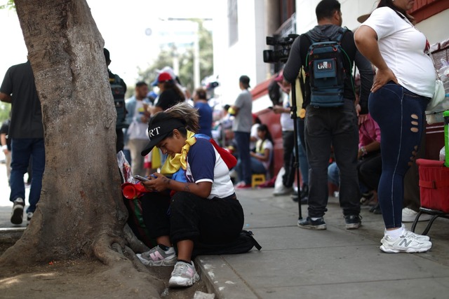 Venezolanos en Perú se concentran en los exteriores de la embajada de Venezuela para expresar su oposición contra la asunción de Nicolás Maduro como presidente del país llanero. Foto: Julio Reaño/@photo.gec