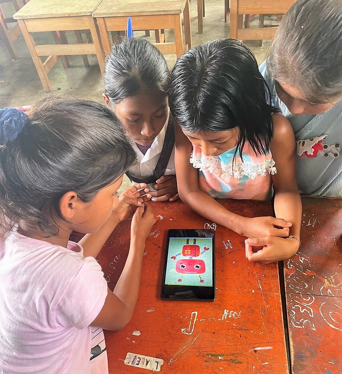 Loreto: 'Iway', que en lengua amazónica shawi significa “lluvia fuerte”, es el robot digital creado por la profesora Keytlin García con el que sus alumnos se divierten y aprenden. (Foto Pronabec)