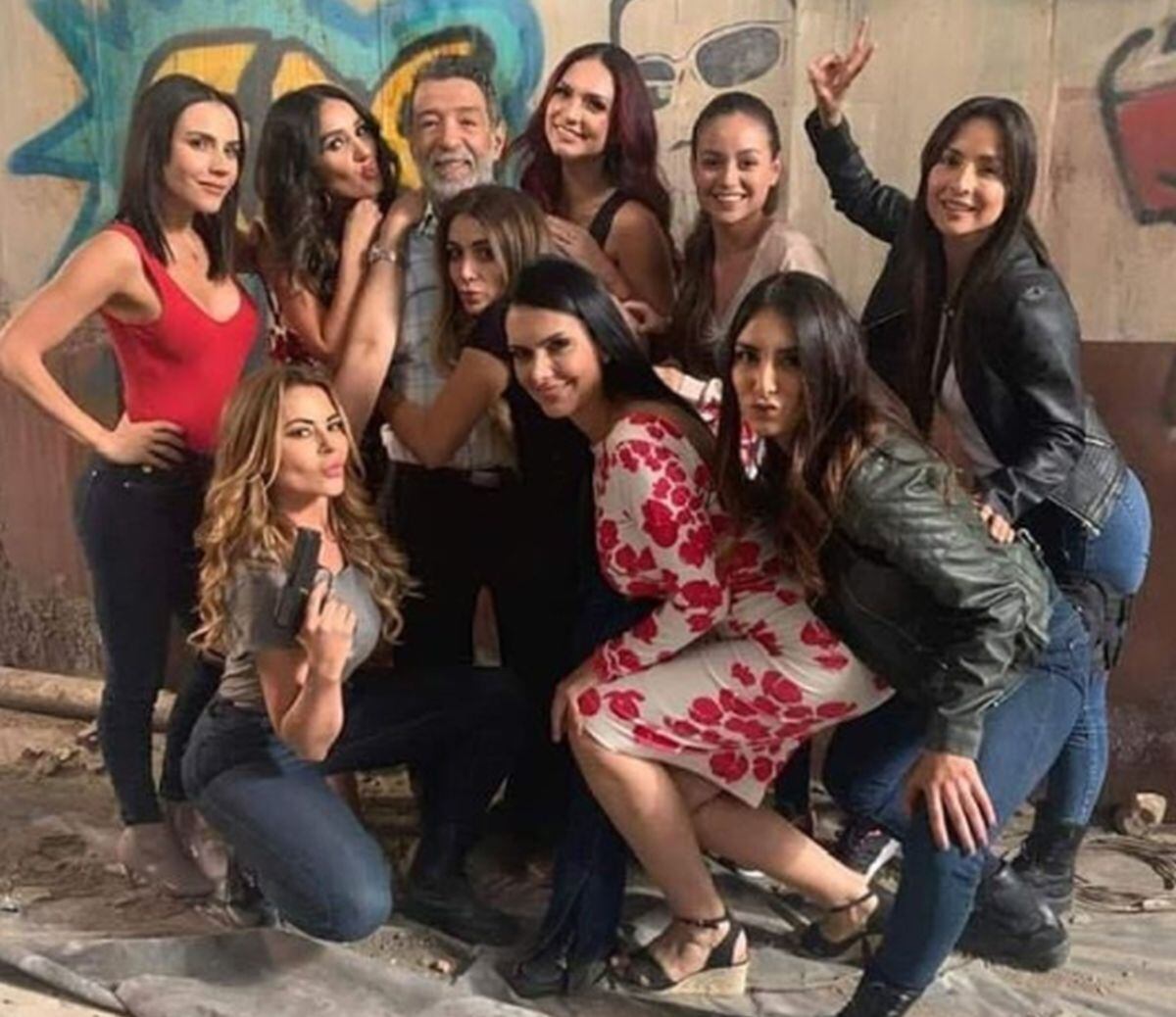 Actrices de la telenovela posando junto a Alfonso Ortiz. (Foto: El final del paraíso / Instagram)