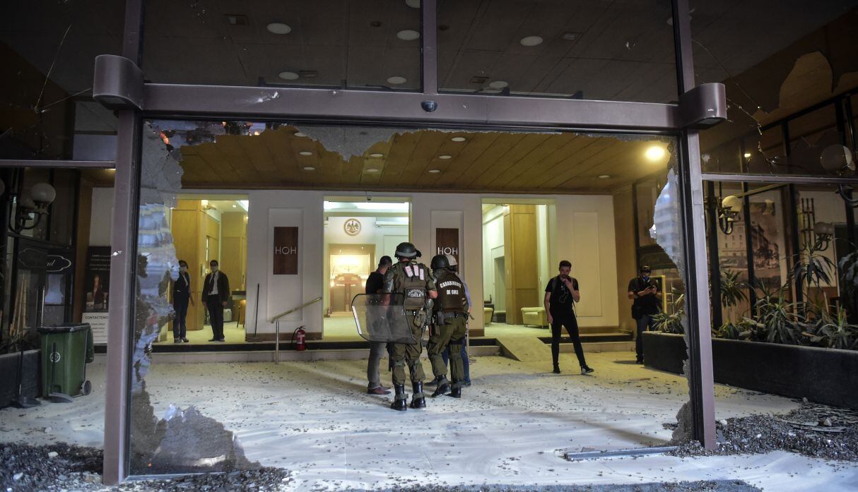 Así quedó la entrada del Hotel O'Higgins después de que su fachada fuera destruida por manifestantes. (EFE).