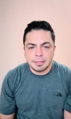 Moisés Vega sale al frente, llora y dice que no ve a su hija tan seguido tras separación.