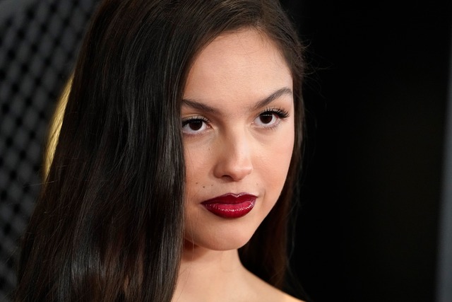 Olivia Rodrigo en la alfombra roja de la edición 66 Premios Grammy en Los Angeles. (Photo by Jordan Strauss/Invision/AP)