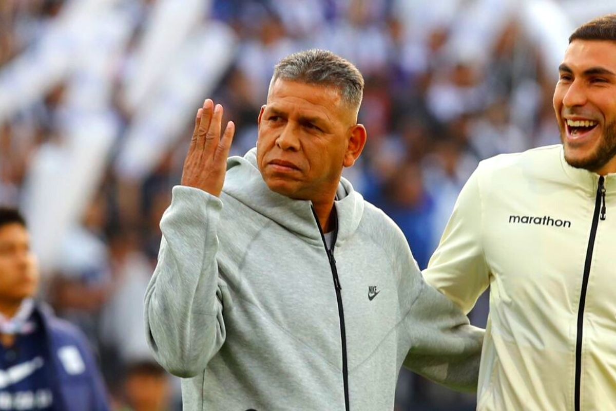 José Carranza saluda a los hinchas de Alianza Lima (Foto: GEC)