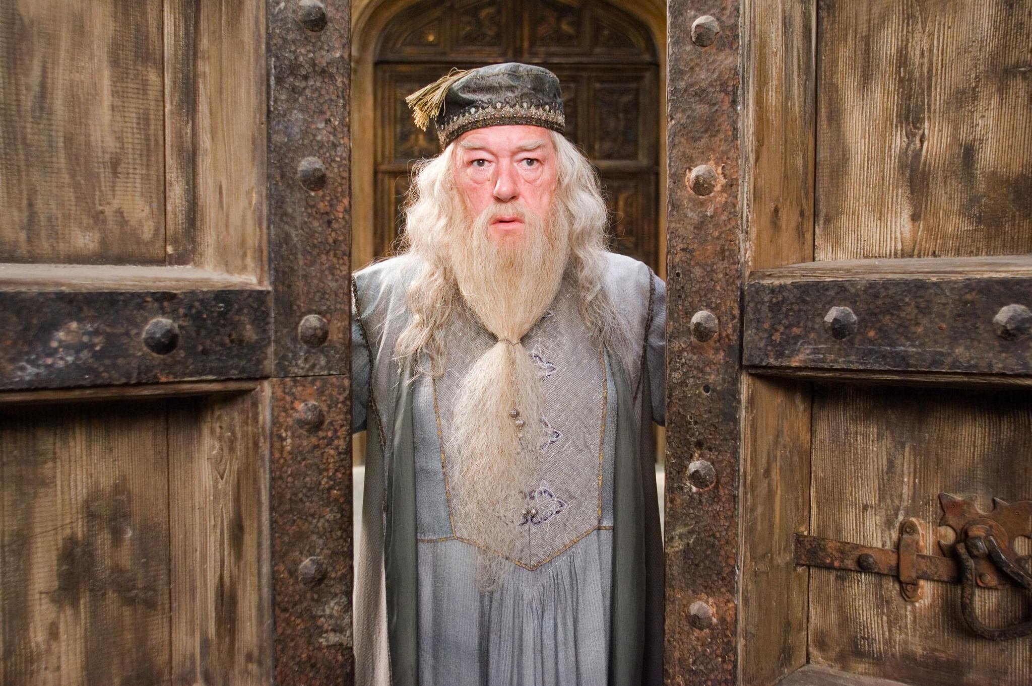 Michael Gambon, como Albus Dumbledore. El actor apareció por primera vez en la tercera película de Harry Potter y el cambio no fue bien recibido por los fans de la saga.