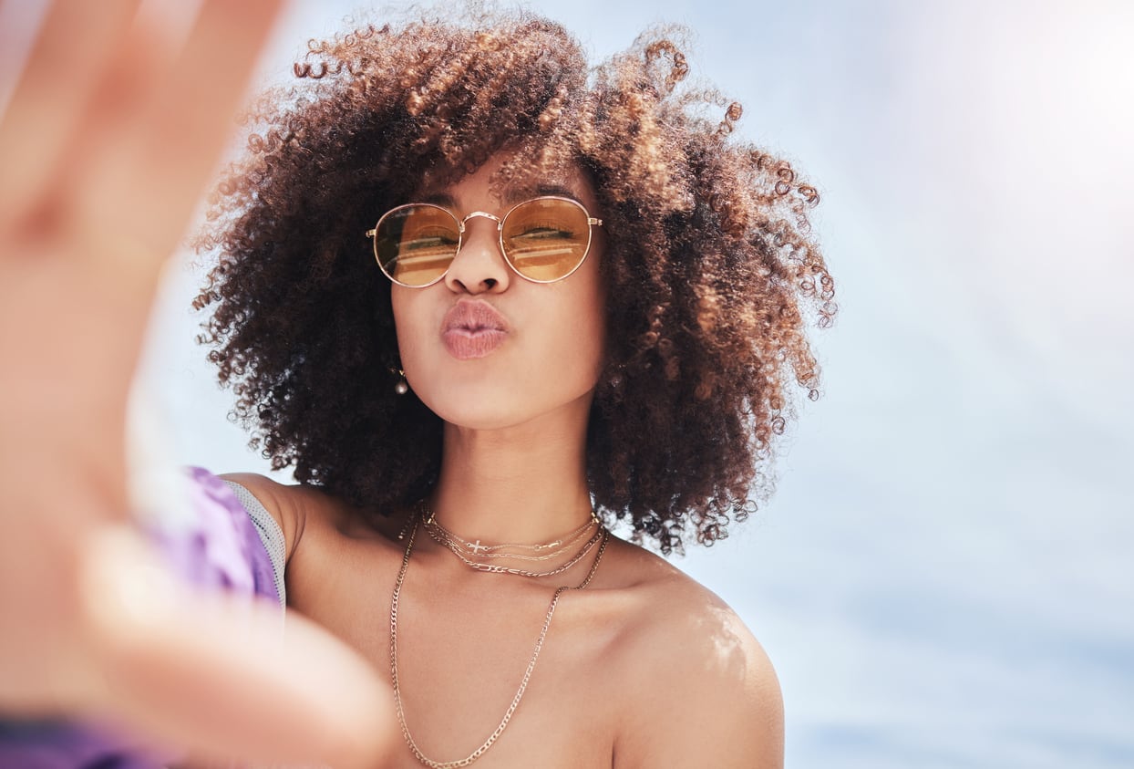 Atrévete a usar estos lentes de tendencia para levantar tu look. Foto: Istock.