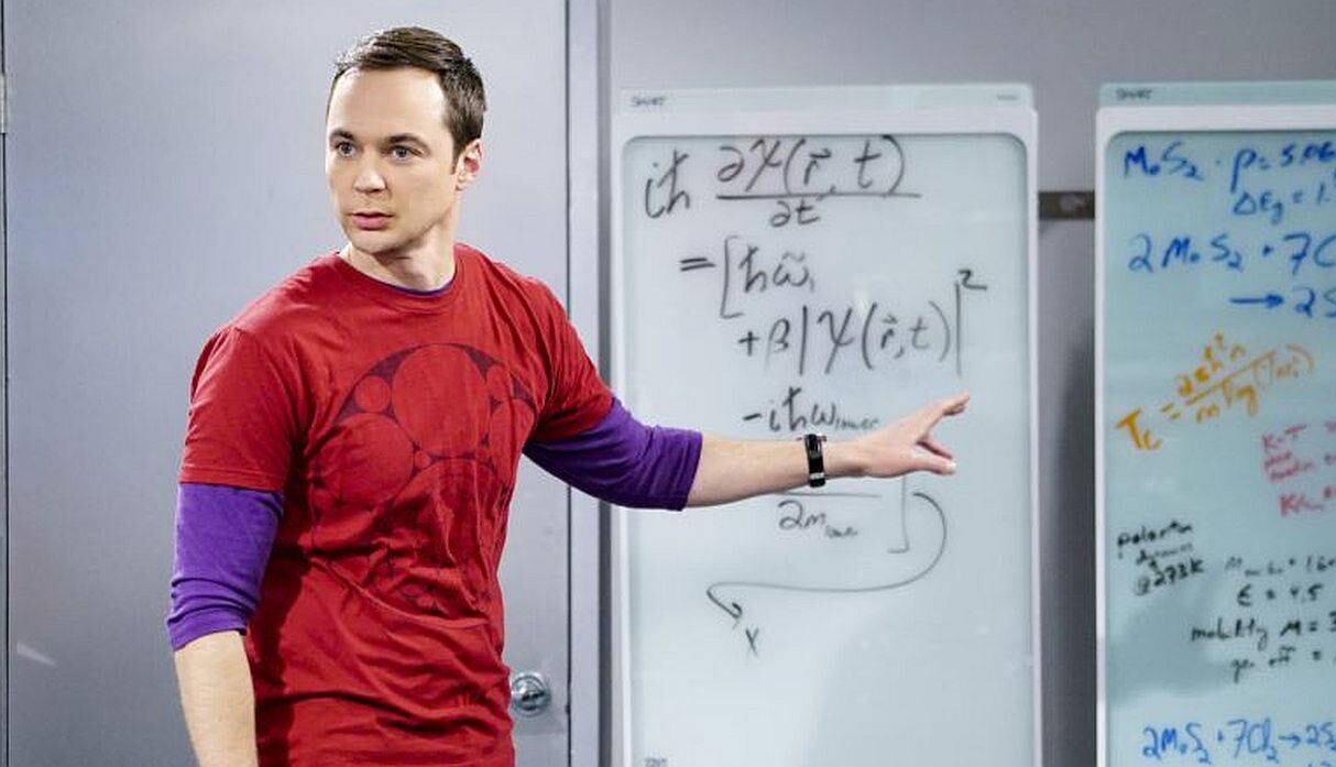 Jim Parsons explicando una fórmula en "The Big Bang Theory". (Foto: CBS)