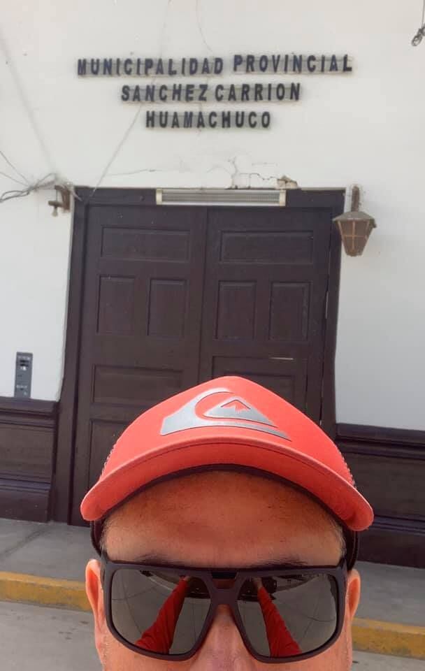 Roberto Martínez es acusado de pagar sobornos de más de 100 soles al alcalde de Huamachuco por una obra que luce paralizada. El abogado del exfutbolista dijo que 'solo entregó documentos y no dinero". (Foto: Trome - Facebook)