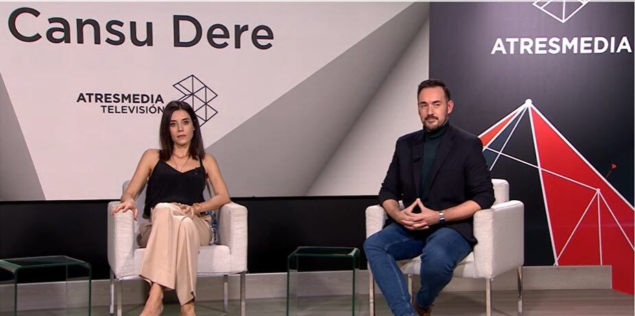 Cansu Dere en entrevista con periodistas de España (Foto: captura de pantalla)