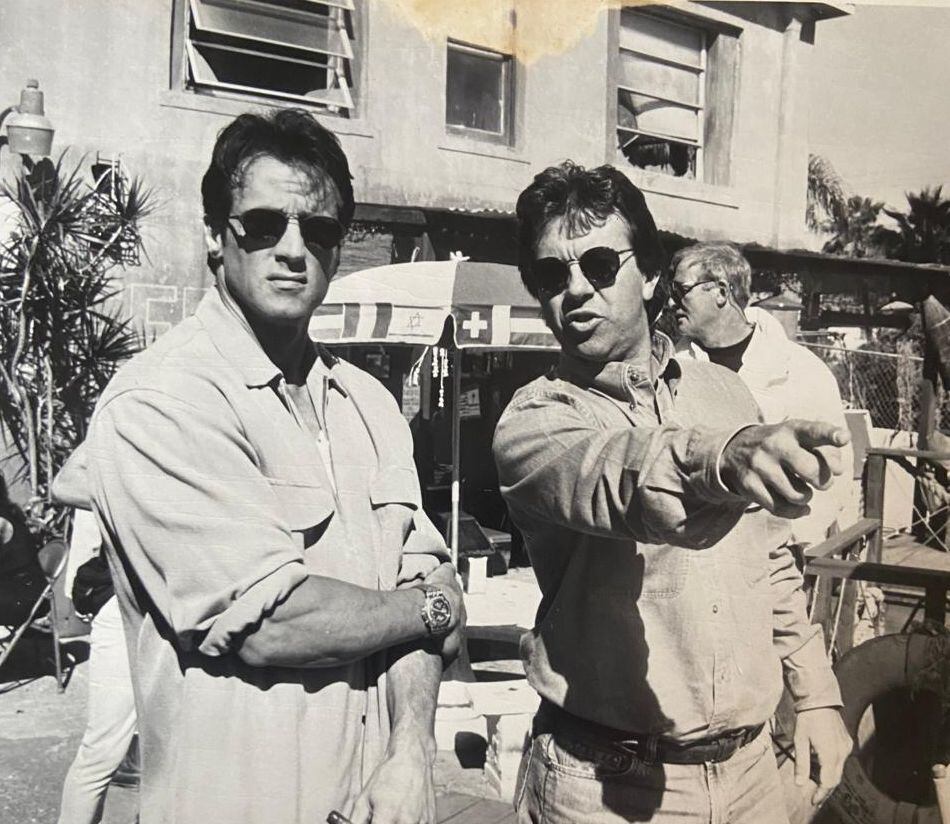 Luis Llosa dirigiendo a Sylvester Stallone en "El Especialista". (Foto: archivo personal de Llosa)