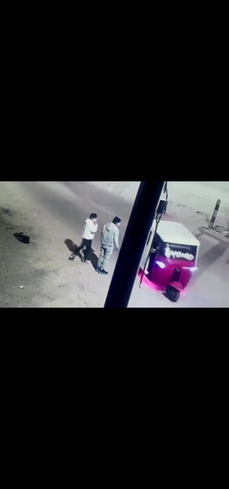 Momento en que los sujetos abordan la unidad de su víctima.