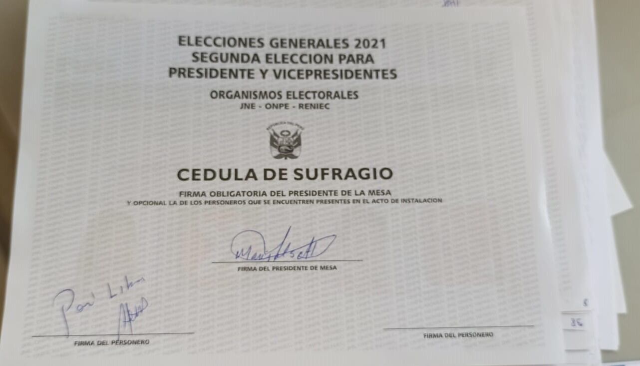 Cédula con la inscripción "Perú Libre".