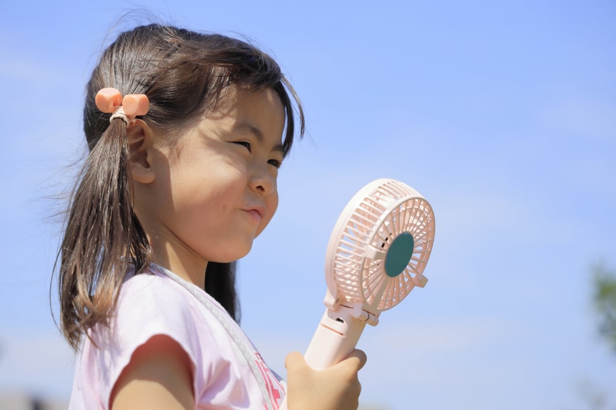 Aprende por qué los niños son más vulnerables al golpe de calor, cómo identificar sus síntomas y qué hacer ante esta emergencia. Foto: Istock.