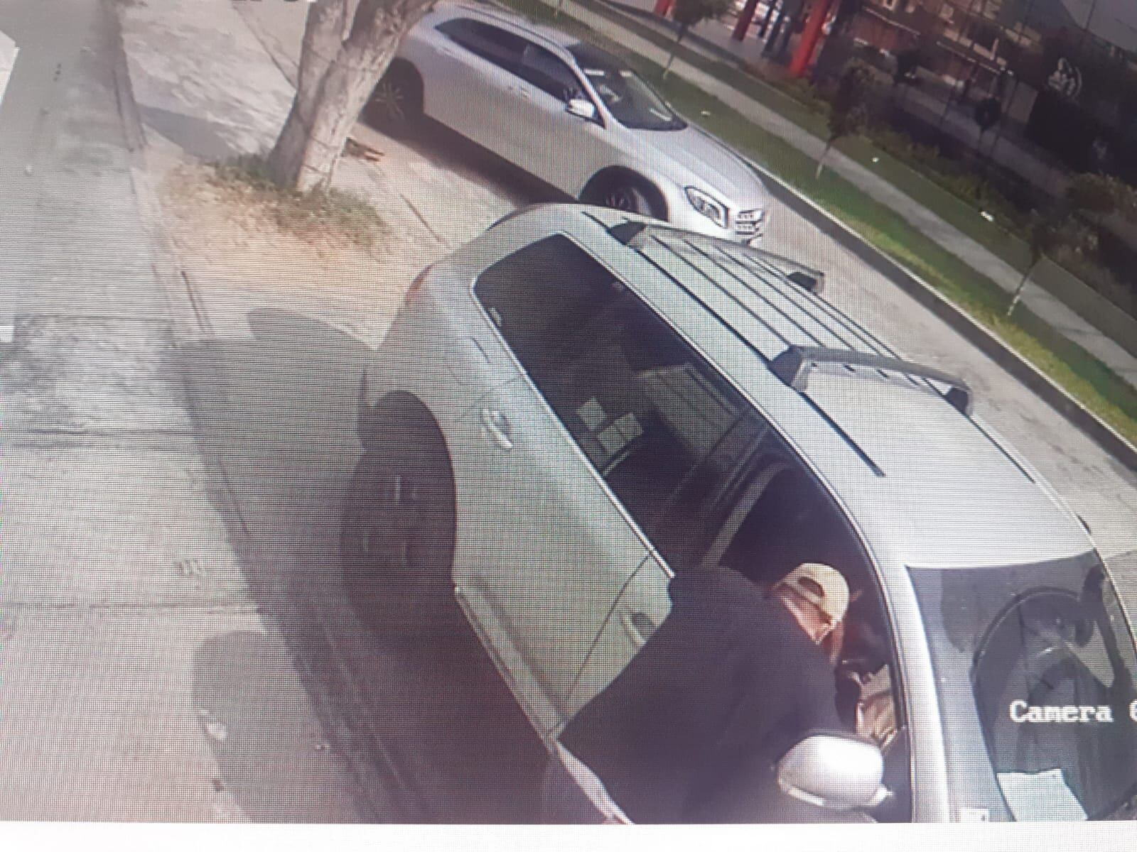 En solo 33 segundos, una banda de asaltantes, a bordo de una camioneta de lujo con lunas polarizadas, asaltaron a mano armada a una pareja.