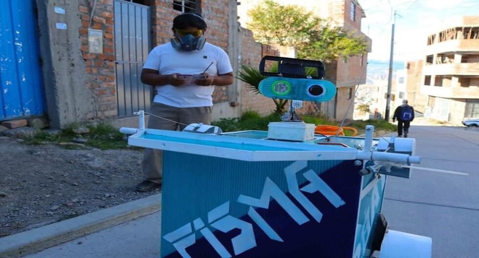 Ayacucho: Uno de los creadores demuestra como funciona el prototipo de robot denominado ROAT. (GEC)