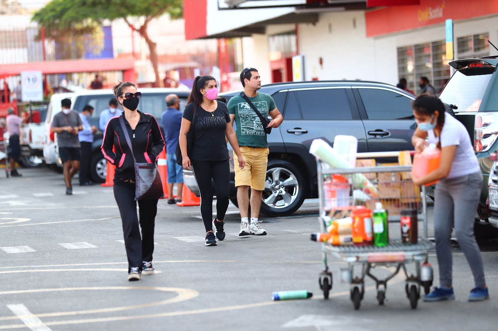 Estarán abiertos no solo los supermercados, mercados y farmacias sino también los centros comerciales, conglomerados, restaurantes, peluquerías y otros.