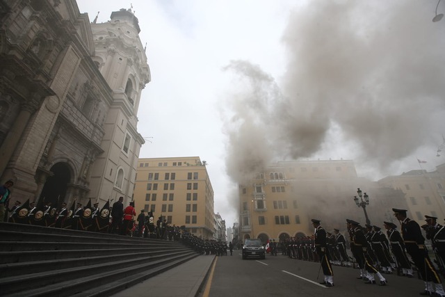 Se registró un amago de incendio al costado de la catedral de Lima. Esto provocó una gran humareda en la plaza de armas de Lima. Fotos : jorge.cerdan/@photo.gec