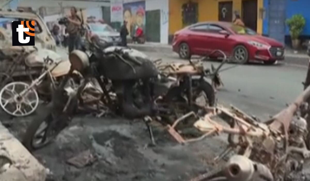 La camioneta y las motos quedaron inservibles tras el ataque.