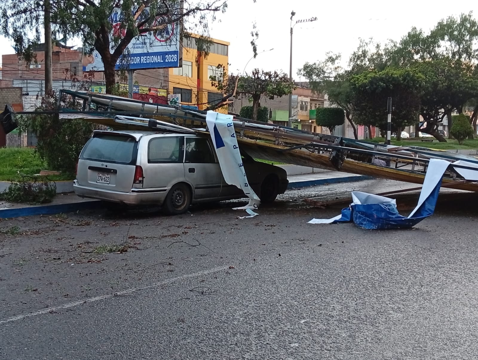 Estructura metálica de panel publicitario aplasta vehículo en la avenida Leguía y árboles fueron arrancados de raíz. Foto: Correo