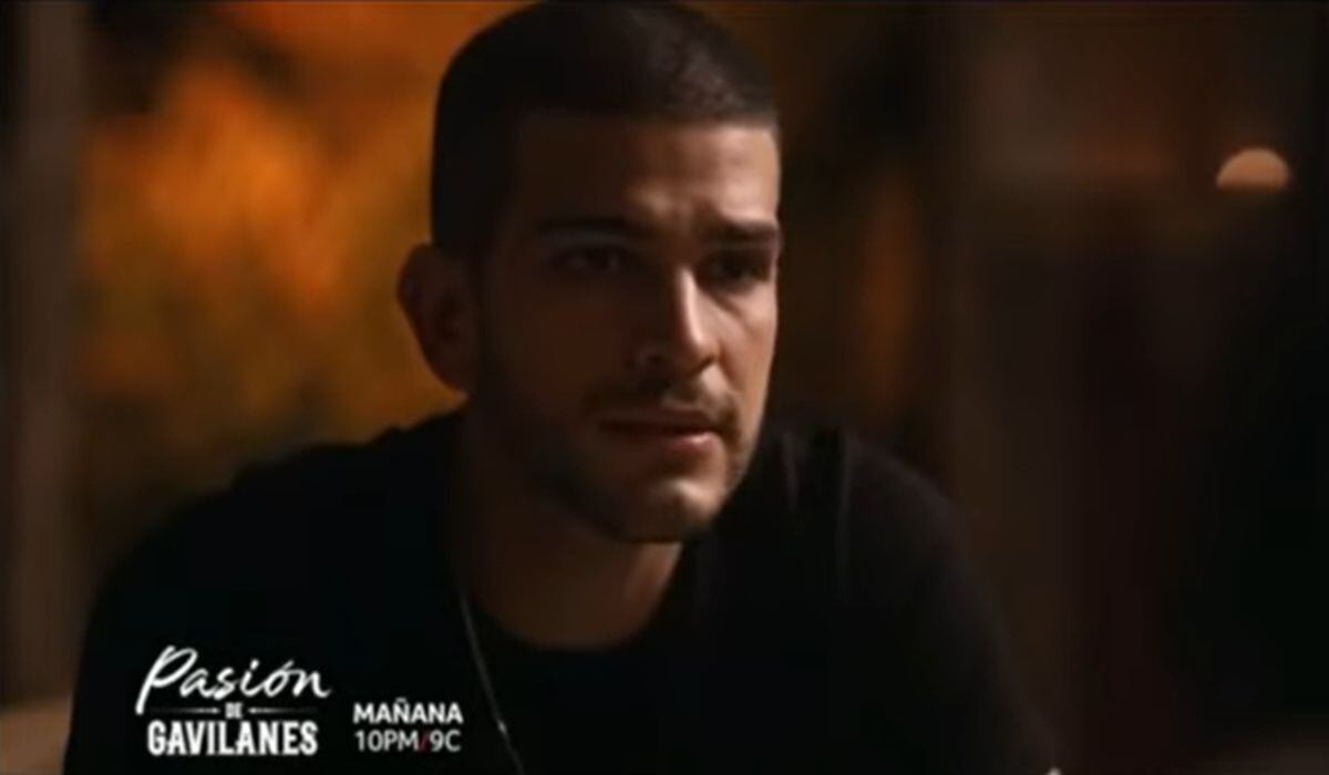 Juan David decide contarle todo a Muriel, quien está frente a él en "Pasión de gavilanes 2" (Foto: Telemundo)