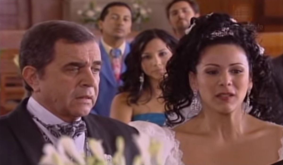 Marcelo Oxenford interpretó a Mariano Pen-Davis en "Al fondo hay sitio" y tuvo una memorable escena cuando dejó plantada en el altar a Teresita y huye con Francesca (Foto: América TV)