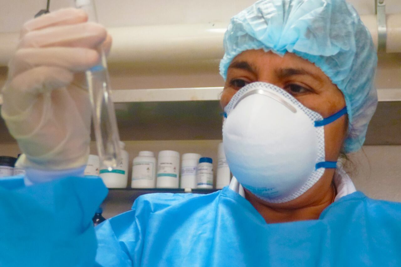 Químicos farmacéuticos de la sanidad policial también contribuyen para la salud de los policías. (PNP)