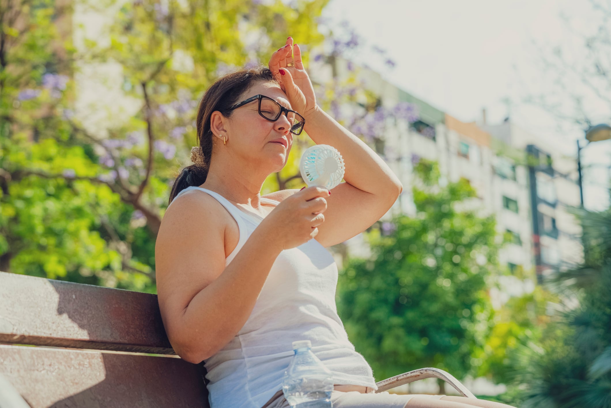 Para protegerse del sol, aplica bloqueador con protección 50 o más varias veces al día. También usa lentes con protección UV y sombreros de ala ancha. Foto: Istock