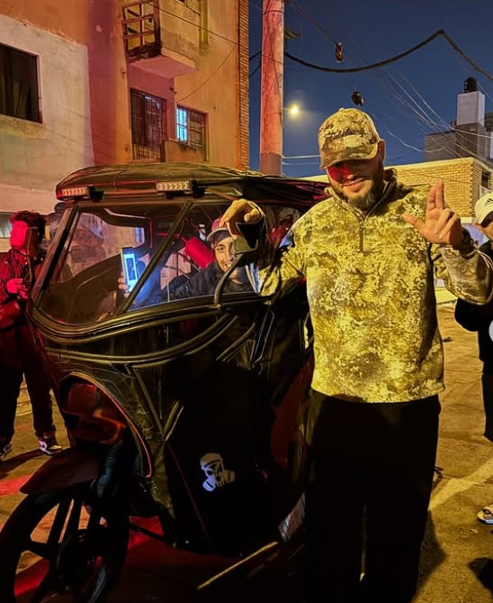 Farruko sorprende a chalacos y canta frente a fans en calles del Callao.