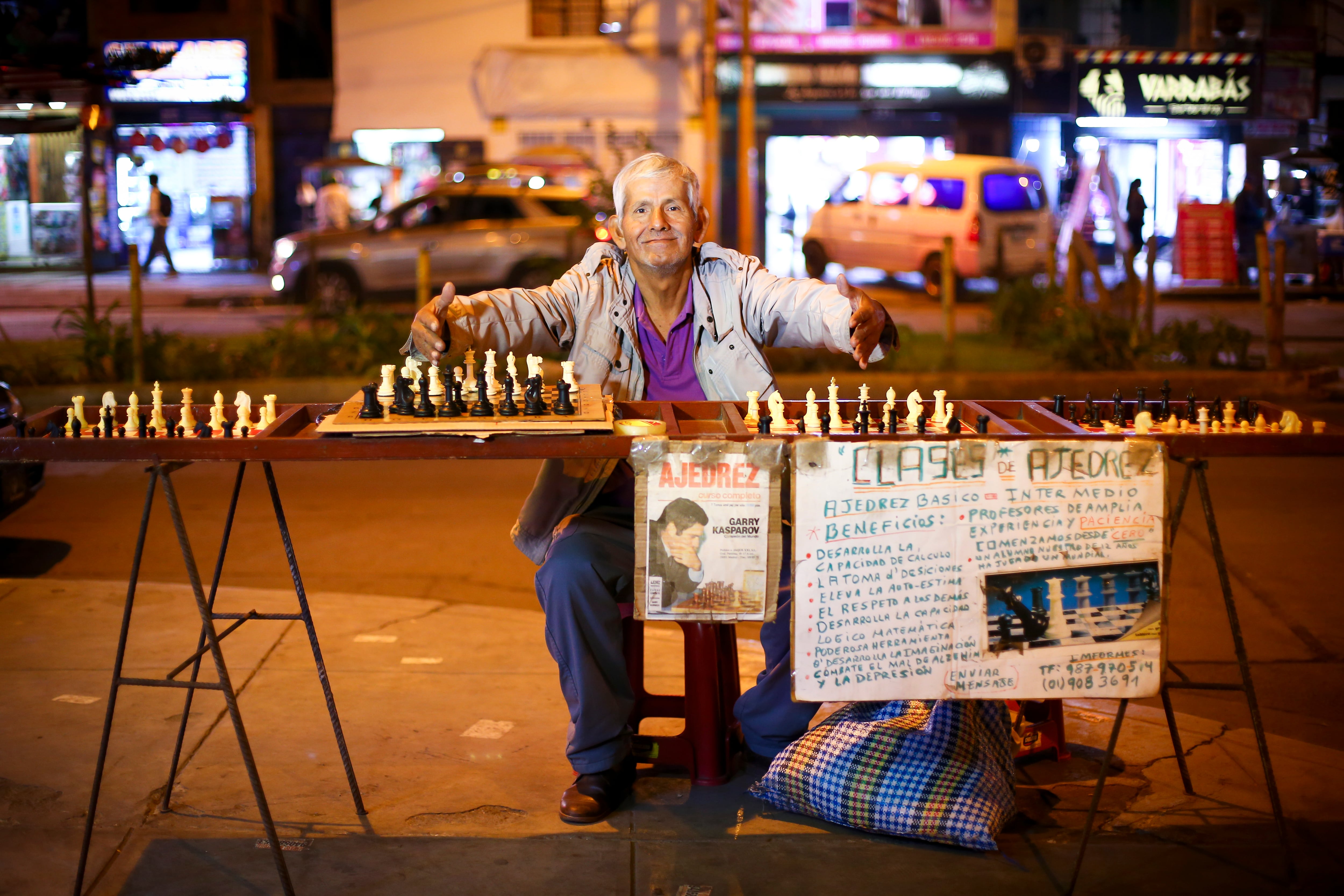 Walter Segura Cárdenas en las calles de Comas. Foto: César Bueno