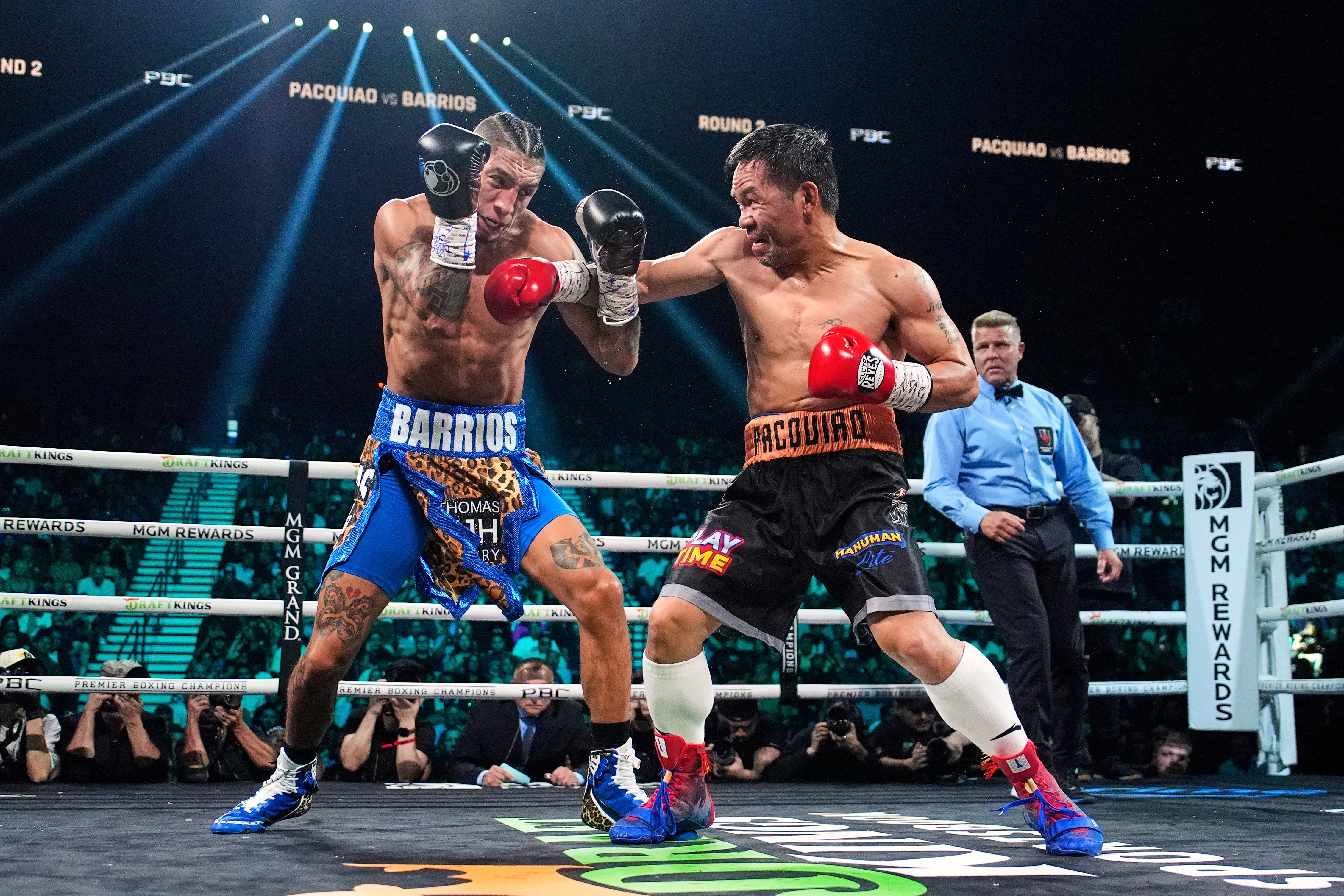 Manny Pacquiao, la leyenda del boxeo, se luce ante Barrios. (AP Photo/John Locher)