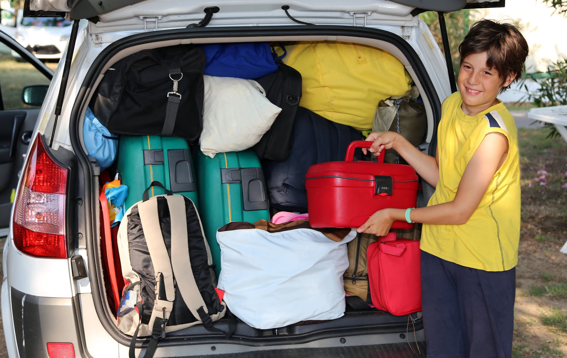 Ese paquete grande ya no cabe en el carro. Foto: Istock