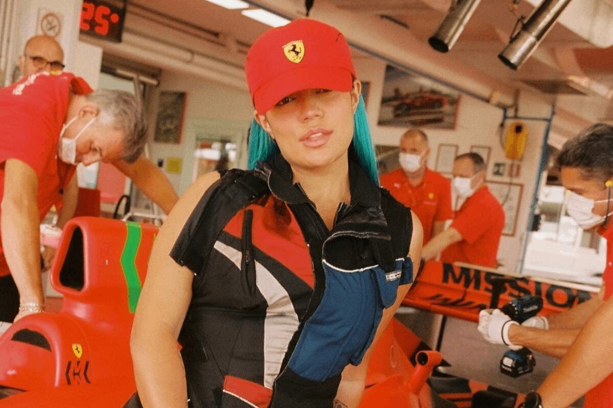 Karol G mostró su pasión por la escudería Ferrari y hasta personalizó su "makinón" (Foto: Karol G / Instagram)