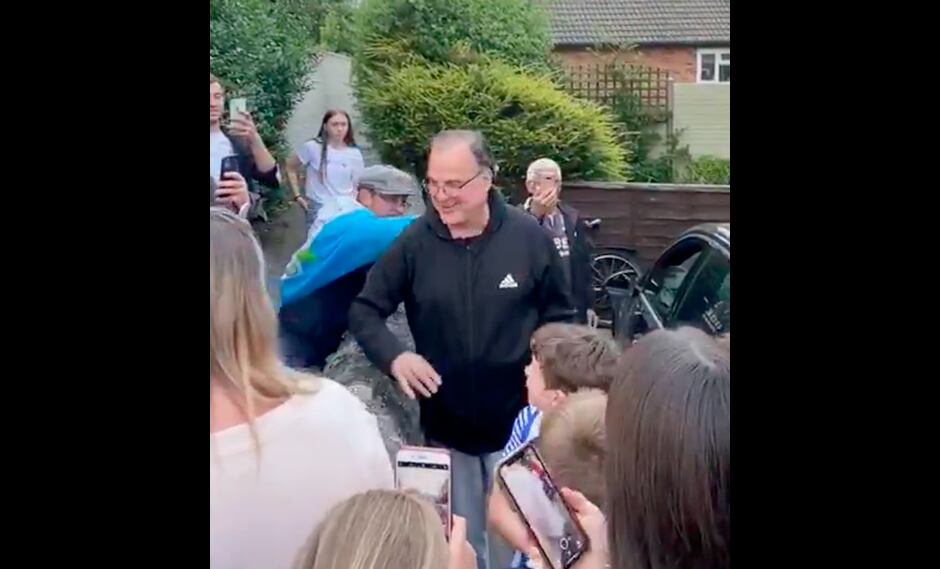 Bielsa también festejó el título y el ascenso con los aficionados