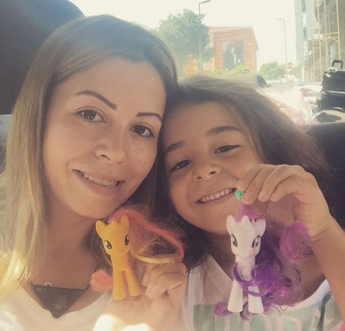 Disfrutando al lado de su madre. (Foto: Beren Gökyildiz / Instagram)